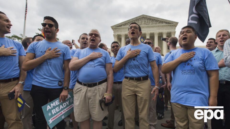 Сторонники гей-браков перед зданием Верховного суда страны после оглашения июньского вердикта