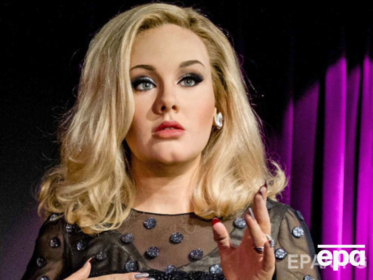 Адель в своем хите попрощалась с прошлым и сказала "Привет" старому другу