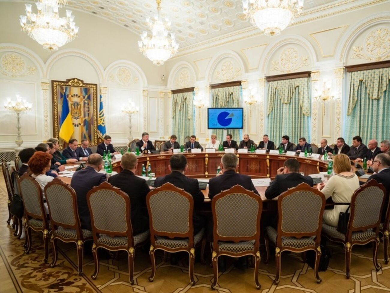 Порошенко: Я все еще надеюсь на то, что завтра счастливые обладатели зеленых дипломатических паспортов наконец откроют безвизовый режим для народа Украины