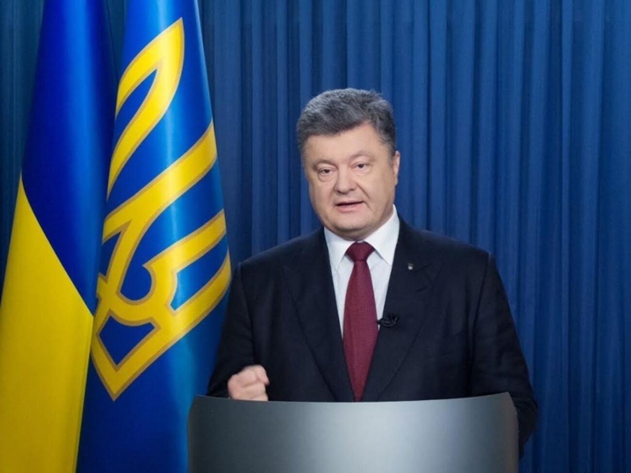 Порошенко сообщил, что военные имеют право открывать огонь на поражение