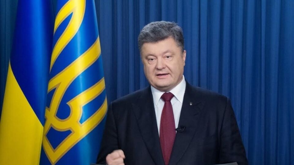 Порошенко сообщил, что военные имеют право открывать огонь на поражение