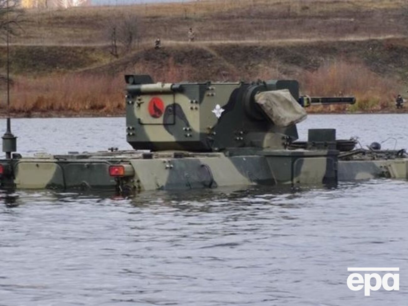 Во время учений бронетехника форсировала водные преграды