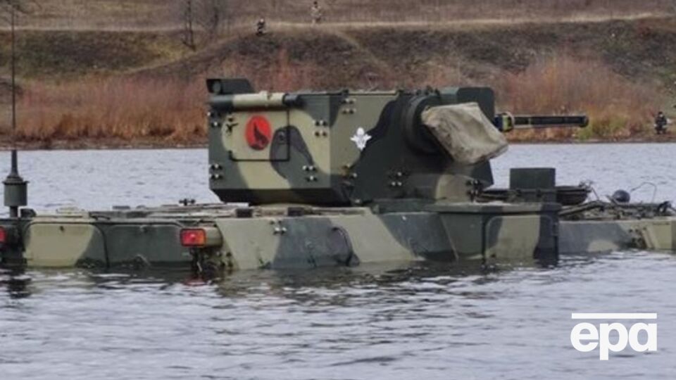 Во время учений бронетехника форсировала водные преграды