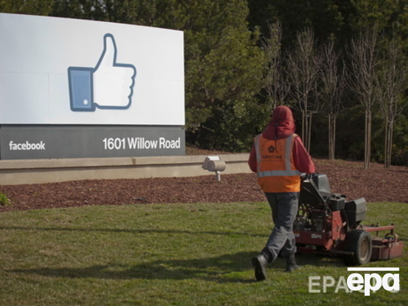 Власти стали чаще запрашивать у Facebook данные пользователей и требовать заблокировать контент, сообщают в соцсети