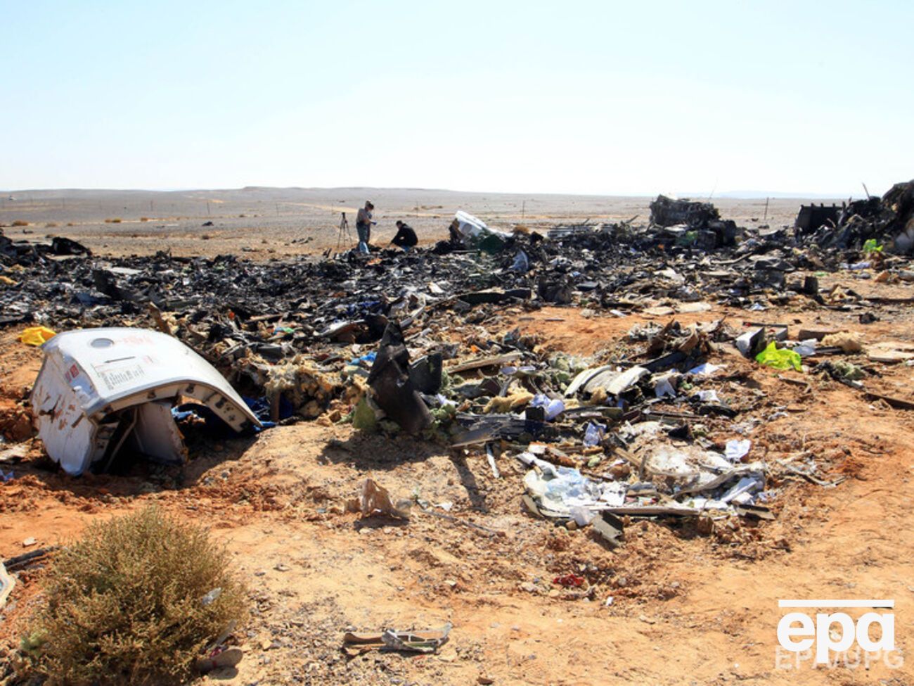 Спустя две недели после катастрофы значительная часть обломков самолета все еще не собрана