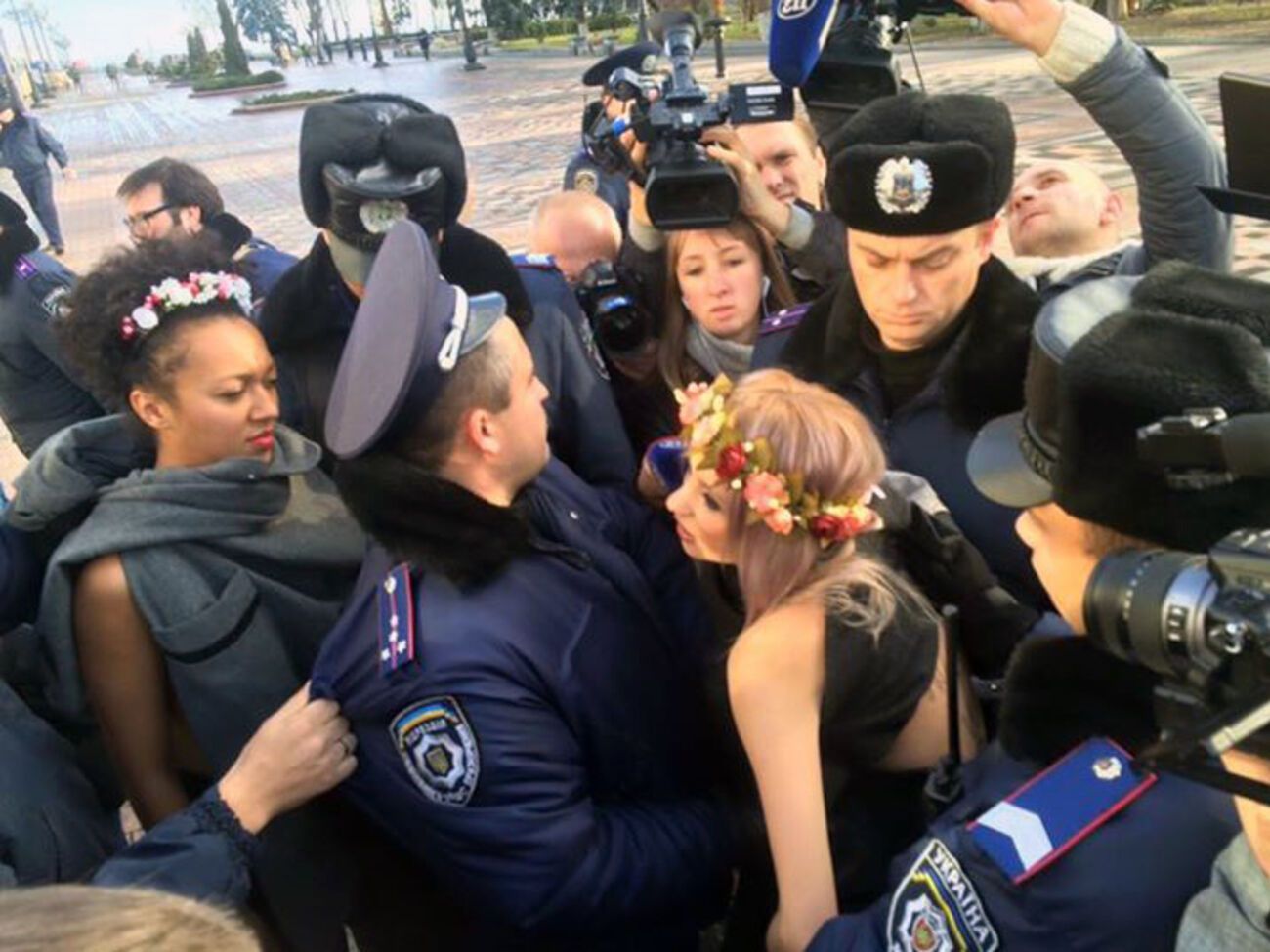 Полиция задержала двух активисток Femen