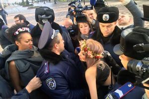 Полиция задержала двух активисток Femen