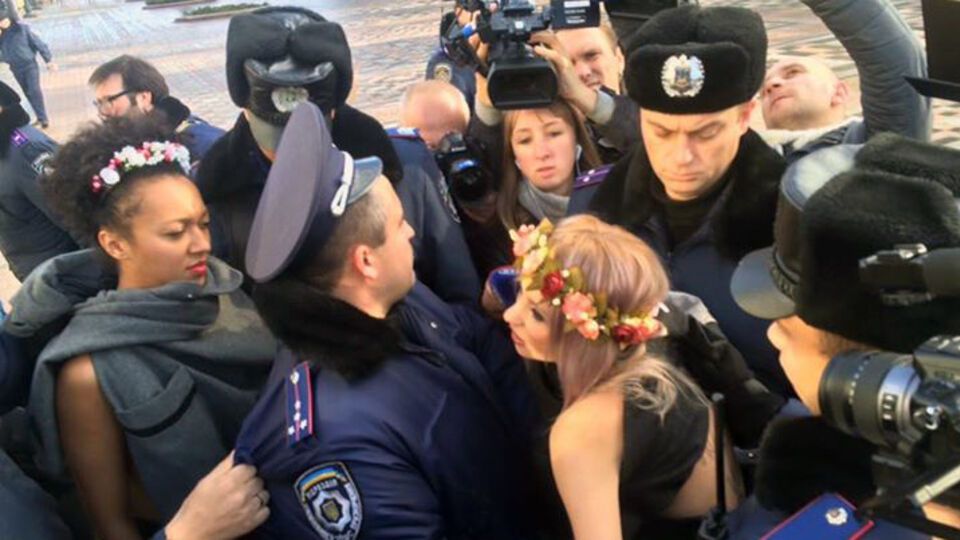 Полиция задержала двух активисток Femen