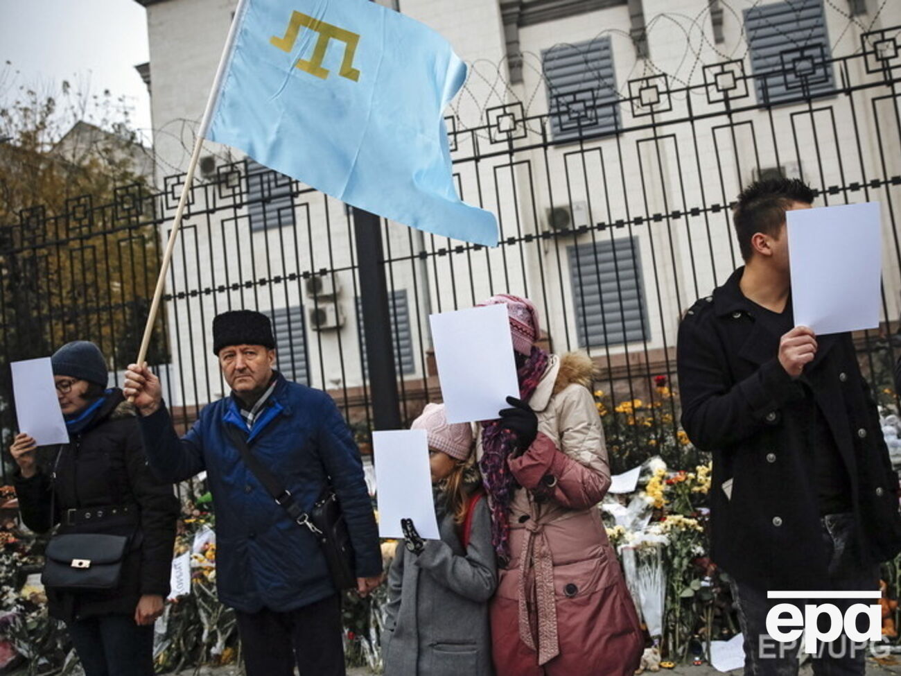 Митинг против нарушений прав на свободу слова в Крыму под посольством РФ в Киеве