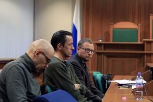 Участники группы "Кровосток" и адвокат Дамир Гайнудтинов (справа) на заседании суда в Ярославле