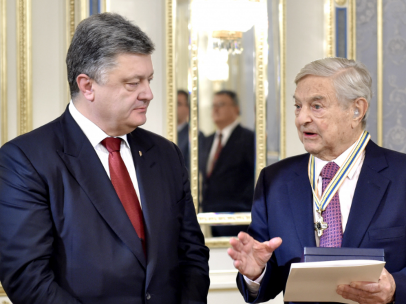 Порошенко вручил награду Соросу за значительные заслуги в укреплении международного авторитета Украины