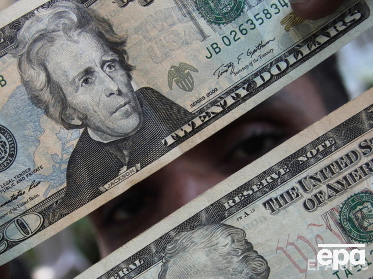 Нацбанк опустил гривну к доллару и евро