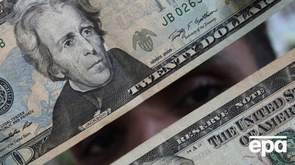 Нацбанк опустил гривну к доллару и евро