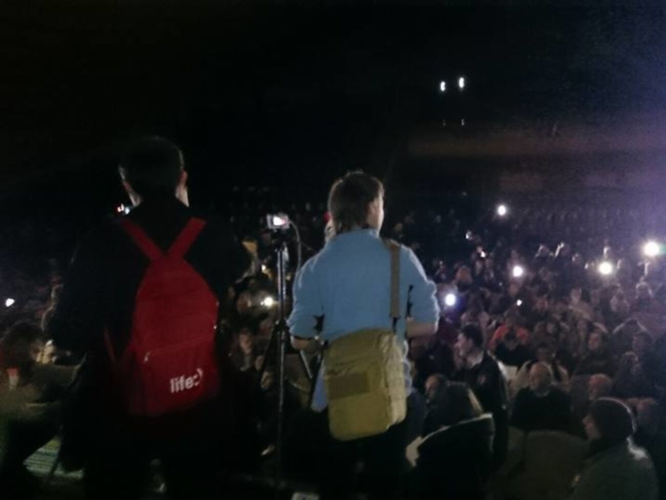 Часть собравшихся прорвались на сцену