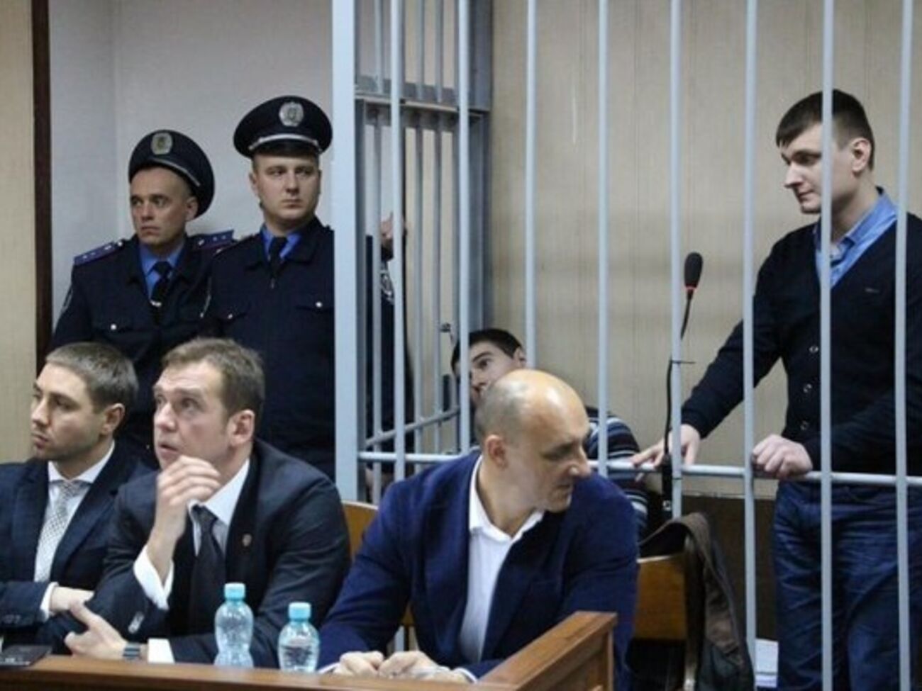 Судья отметил, что не считает содержание под стражей обвиняемых чрезмерным