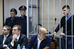 Судья отметил, что не считает содержание под стражей обвиняемых чрезмерным