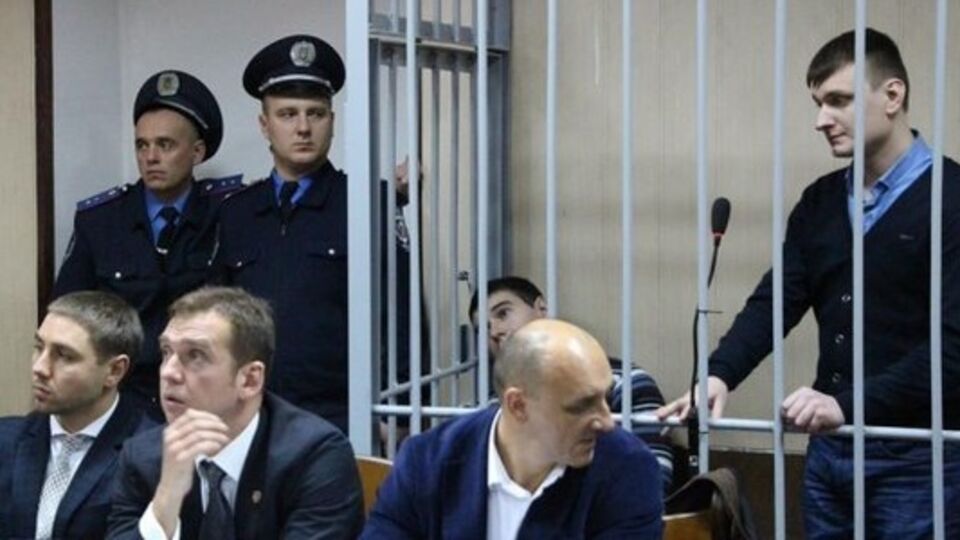 Судья отметил, что не считает содержание под стражей обвиняемых чрезмерным