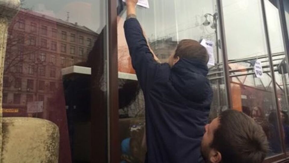 Днем пикетчики требовали расторгнуть договор аренды Дома профсоюзов с кафе