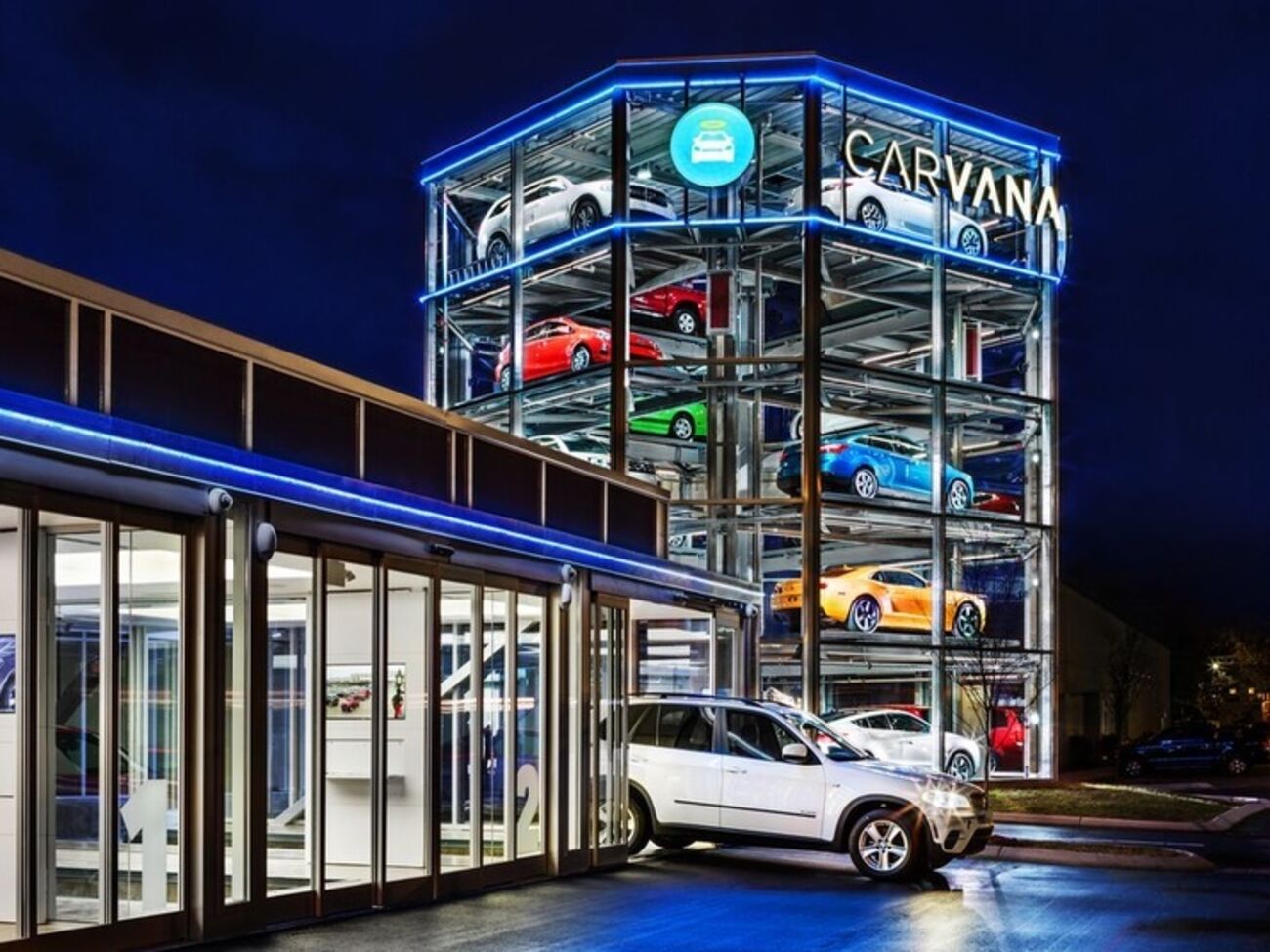 Carvana открыла первый автомат по продаже автомобилей