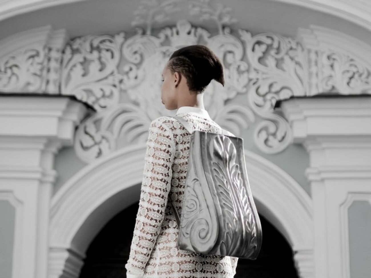 Дизайн сумок и рюкзаков повторяет форму и декор архитектурных объектов