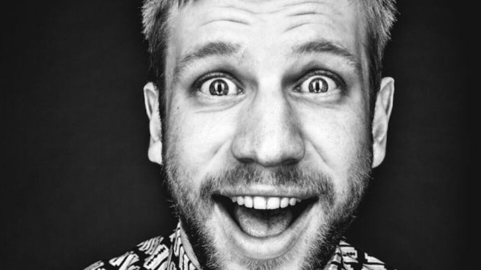 Основную часть трейлера нового клипа Дорна занимает поцелуй пары на поляне