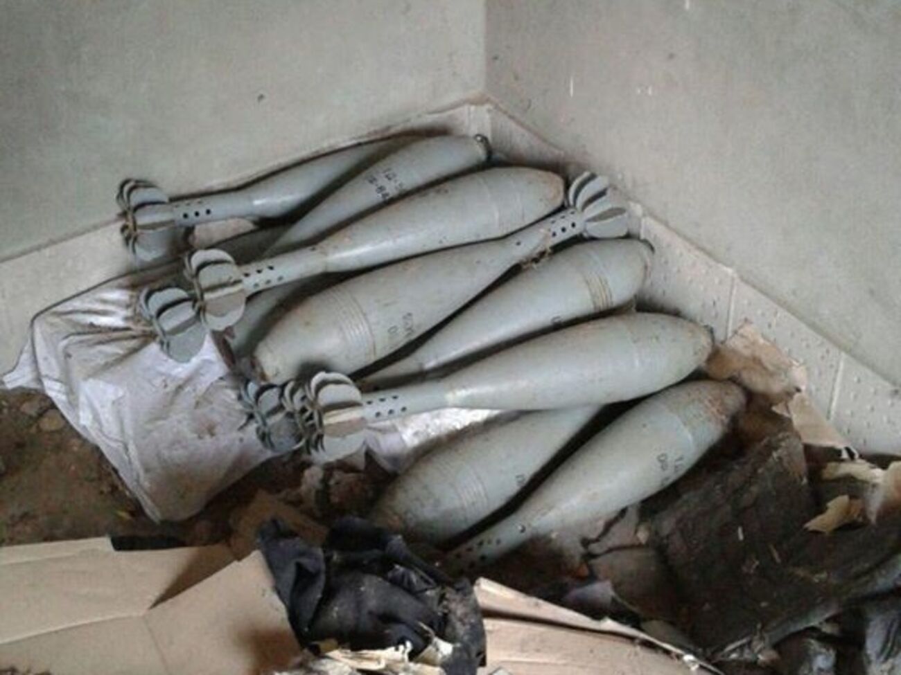 Военные обнаружили в такнике три РПГ-22 "Нетто", 11 минометных мин калибром 120 мм, противопехотную мину направленного действия МОН-50, ручные гранаты, взрыватели МУВ-3, детонационный шнур и детонаторы мгновенного действия