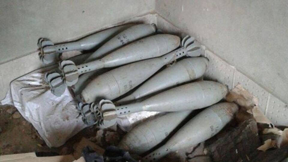 Военные обнаружили в такнике три РПГ-22 "Нетто", 11 минометных мин калибром 120 мм, противопехотную мину направленного действия МОН-50, ручные гранаты, взрыватели МУВ-3, детонационный шнур и детонаторы мгновенного действия