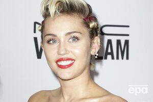 Сайрус пока не знакома со своим двойником