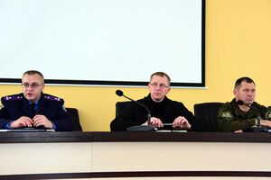 Аброськин (в центре) был назначен начальником Главного управления Национальной полиции в Донецкой области 7 ноября