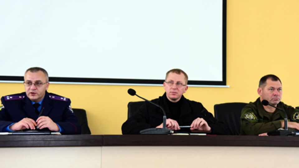 Аброськин (в центре) был назначен начальником Главного управления Национальной полиции в Донецкой области 7 ноября