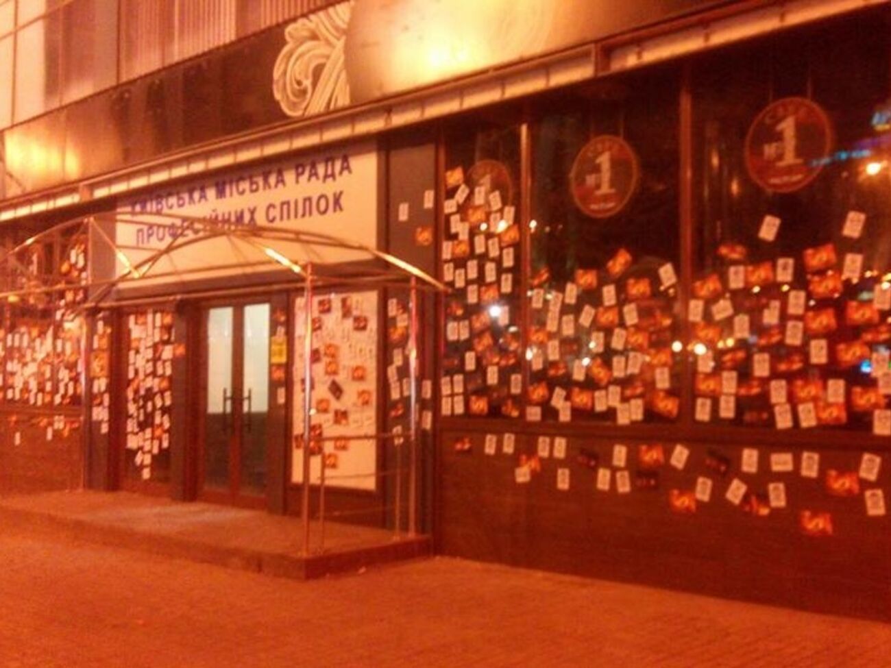 Фасад кофейни киевляне заклеили стикерами и фотографиями Евромайдана