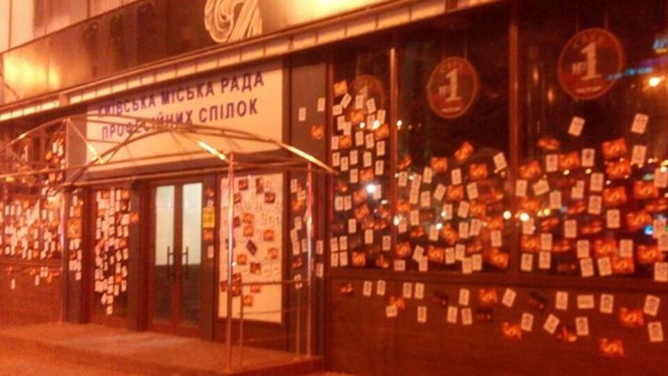 Фасад кофейни киевляне заклеили стикерами и фотографиями Евромайдана