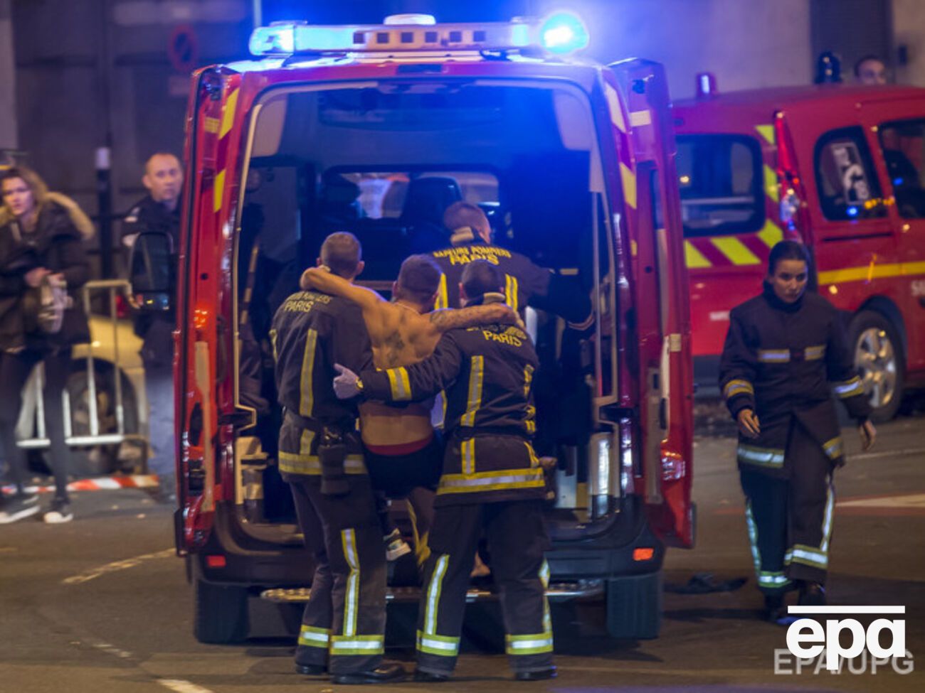 В Париже – стрельба и взрывы: десятки погибших. Фоторепортаж