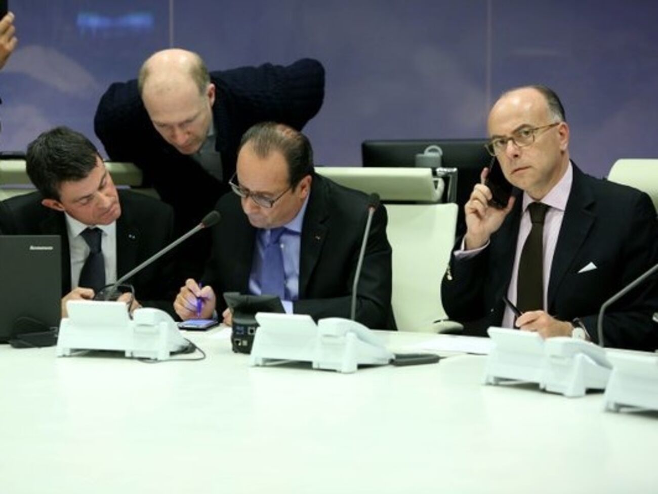 Олланд: В Париж введены усиленные подразделения силовиков