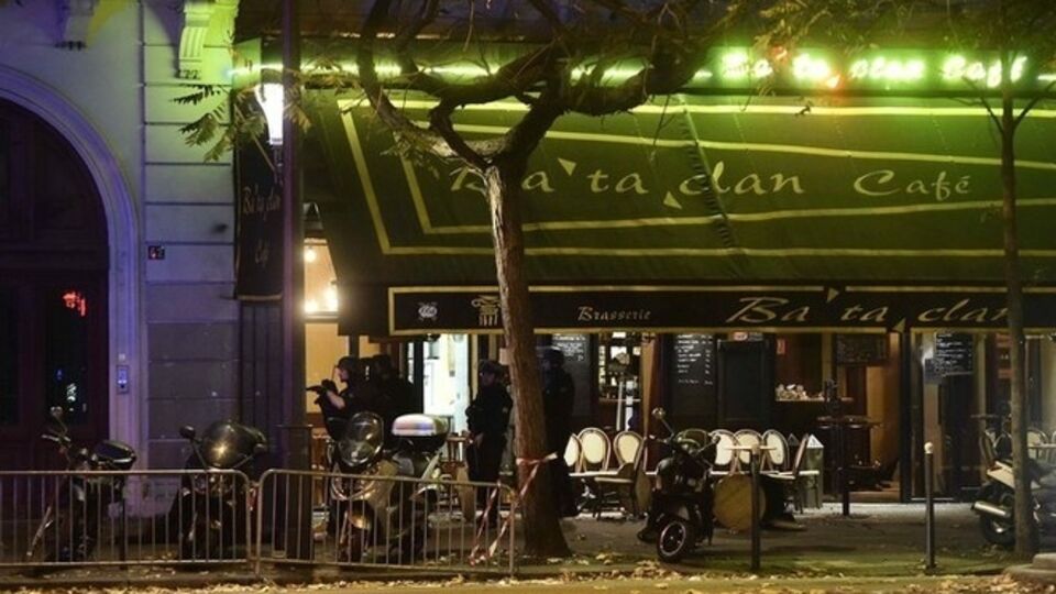 Полиция рекомендует жителям Парижа не покидать свои дома