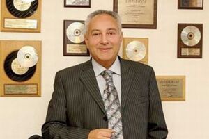 "У меня ректорская ставка, 24 разряд – самая высокая. На нее накручиваются коэффициенты народного артиста и профессора, еще я – заведующий кафедрой. Выходит, что зарплата больше, чем у депутата"