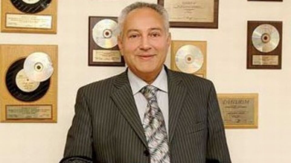 "У меня ректорская ставка, 24 разряд – самая высокая. На нее накручиваются коэффициенты народного артиста и профессора, еще я – заведующий кафедрой. Выходит, что зарплата больше, чем у депутата"