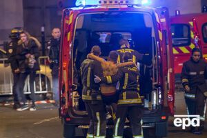 Раненого при взрыве эвакуируют от стадиона "Стад де Франс"