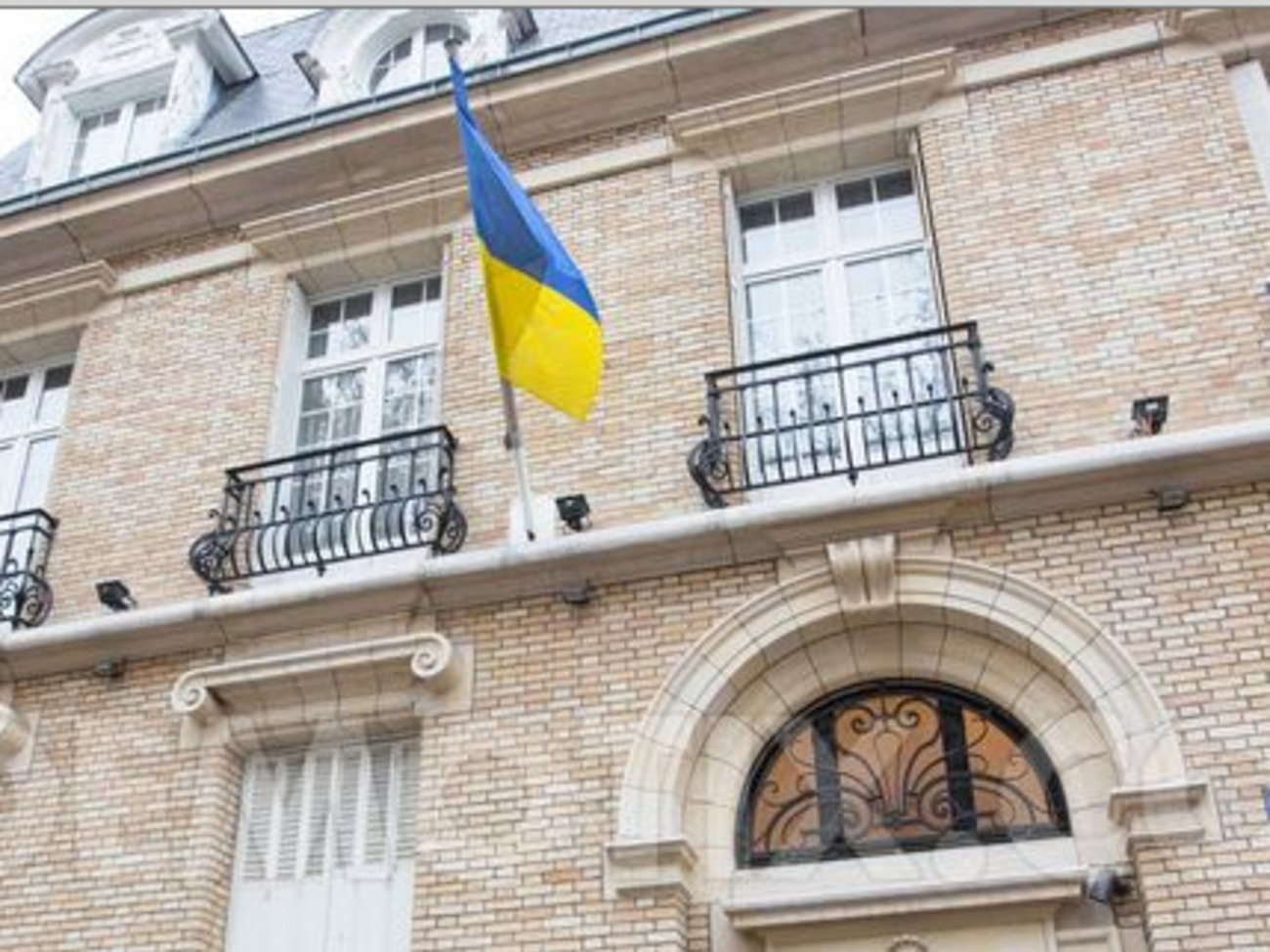 На данный момент у дипломатов нет данных, есть ли среди погибших или пострадавших граждане Украины