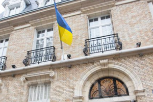На данный момент у дипломатов нет данных, есть ли среди погибших или пострадавших граждане Украины