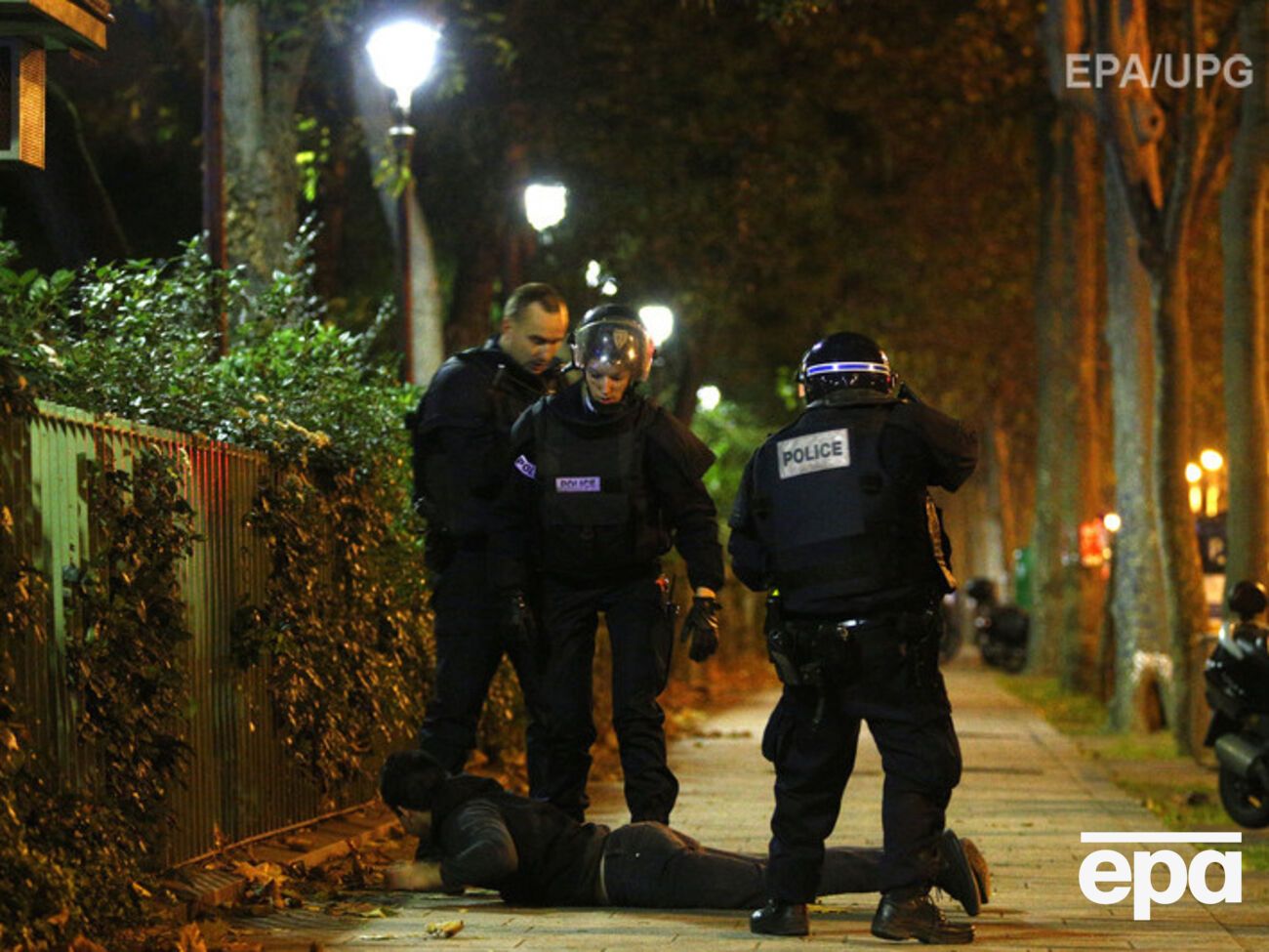 В Париже произошло минимум четыре перестрелки, три взрыва и захват заложников в концертом зале
