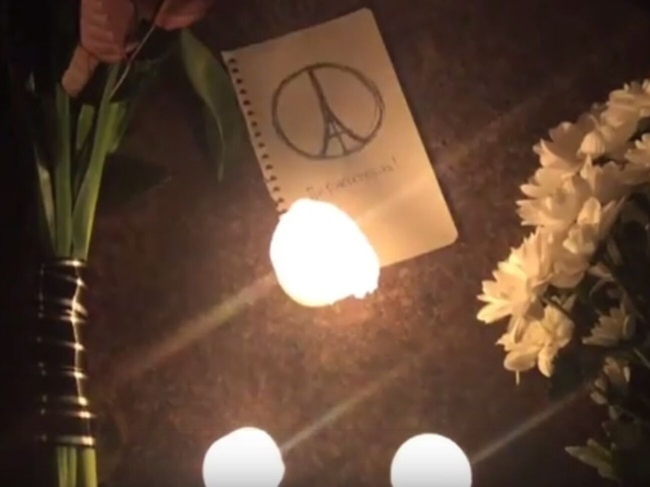 Украинцы несут цветы и свечи к посольству Франции