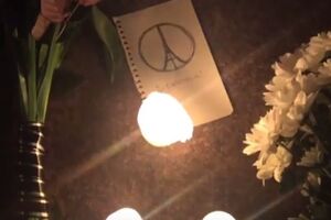 Украинцы несут цветы и свечи к посольству Франции