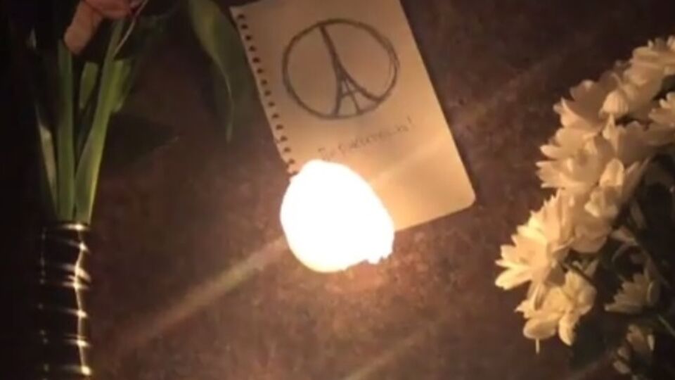 Украинцы несут цветы и свечи к посольству Франции