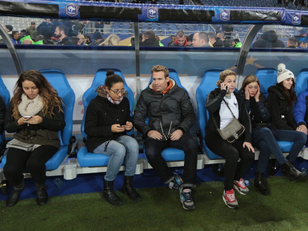 Люди ожидают, пока их выпустят со стадиона