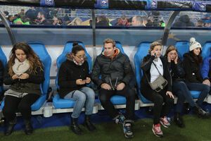 Люди ожидают, пока их выпустят со стадиона