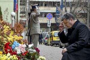 Порошенко возложил цветы у французского посольства в Украине