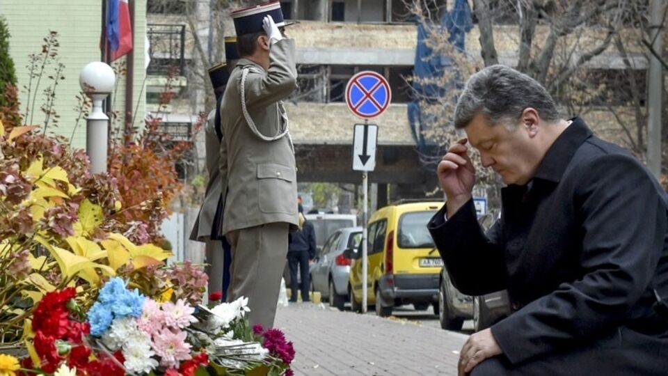 Порошенко возложил цветы у французского посольства в Украине