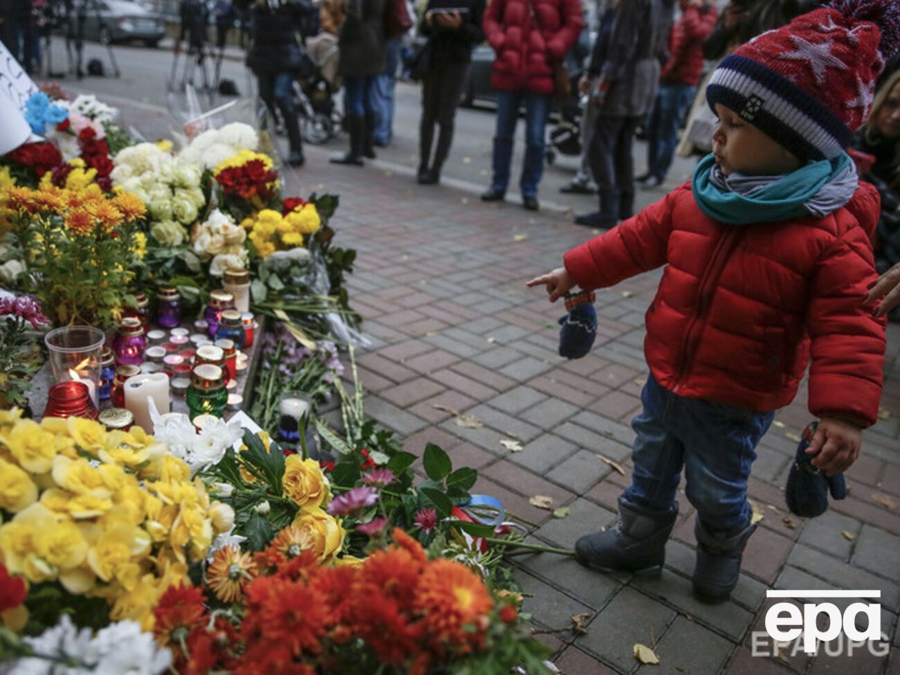 По всему миру люди несут цветы к французским консульствам и посольствам