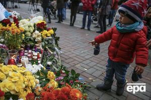 По всему миру люди несут цветы к французским консульствам и посольствам